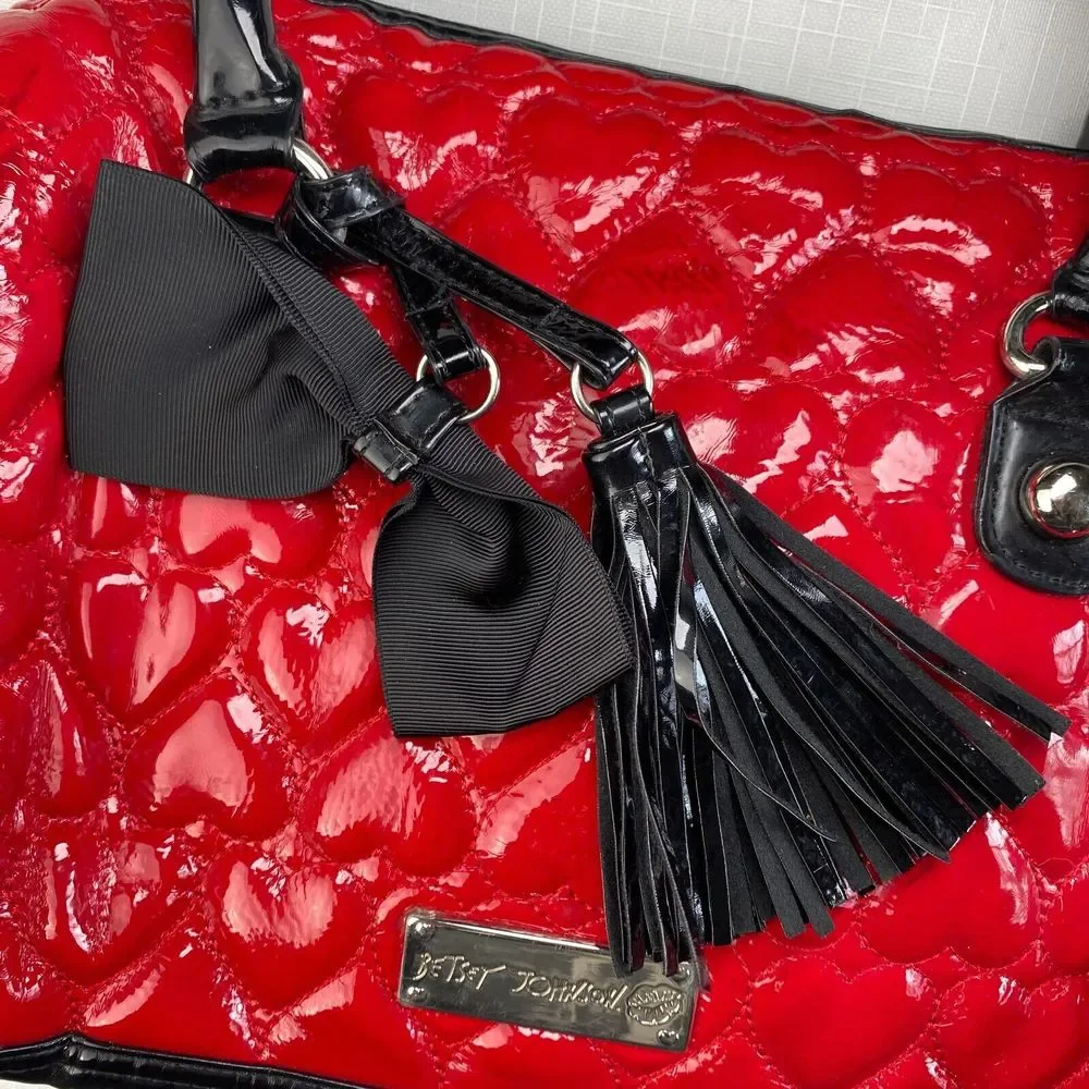 BETSEY JOHNSON QUILTED HEARTS Red Vegan Leather DUFFLE HAND BAG! Purse Black Bow - Picture 3 of 16